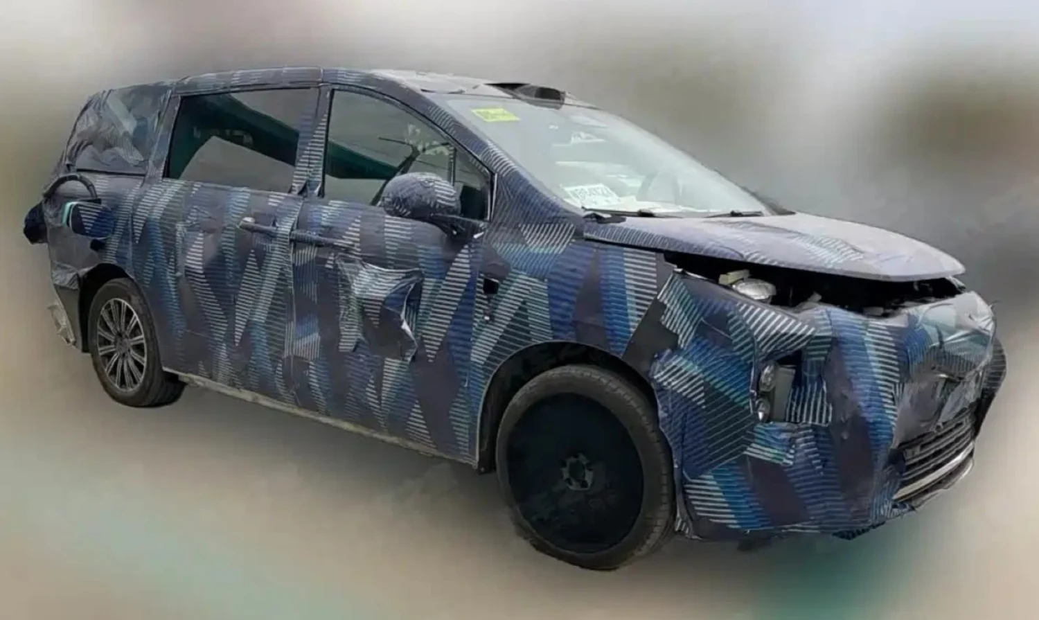 BYD выводит на тесты первый минивэн линейки Ocean с лидаром на крыше